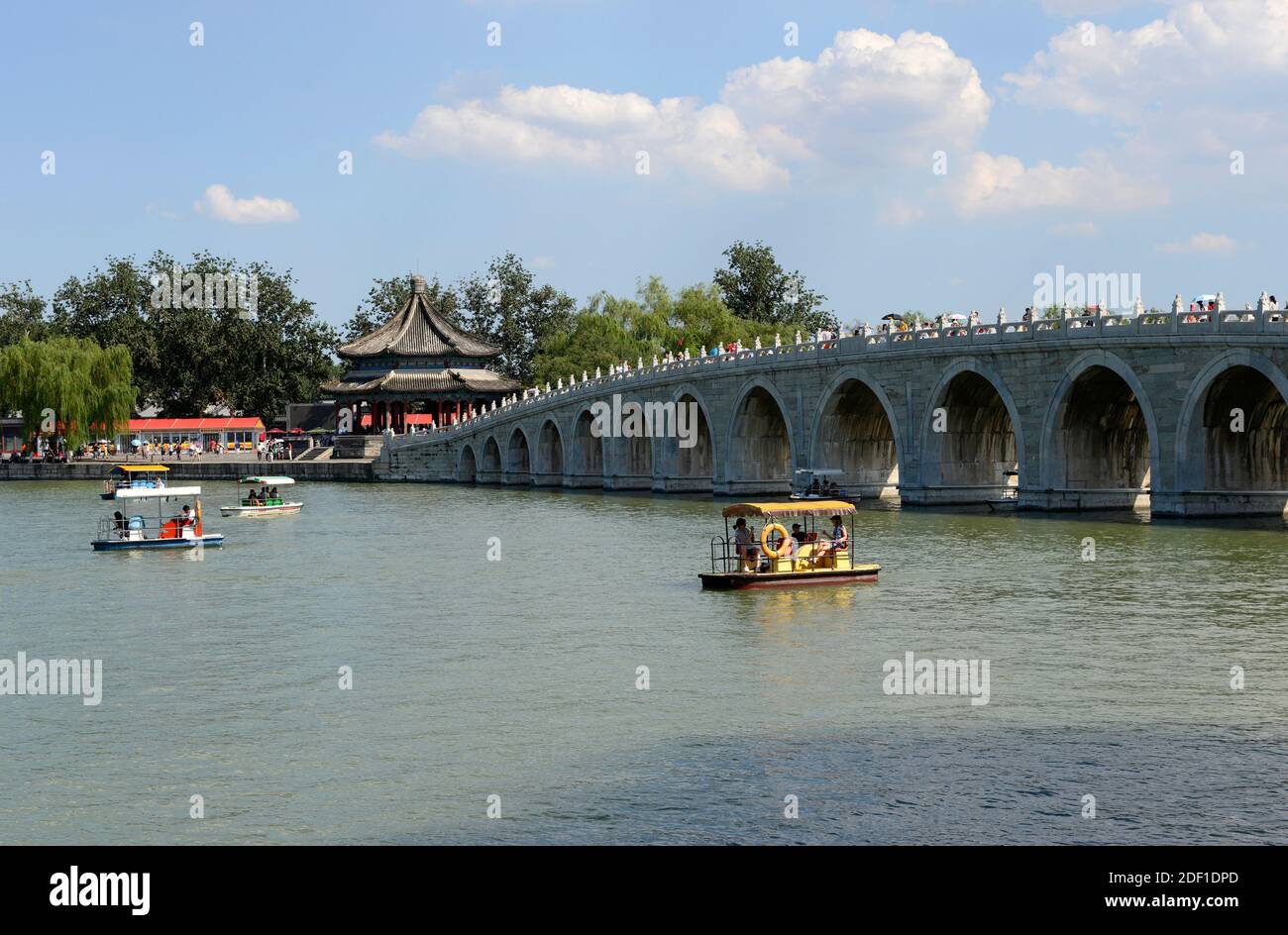 Vista del famoso ponte a diciassette archi con molti turisti al Palazzo d'Estate nella parte nord-occidentale di Pechino, Cina Foto Stock