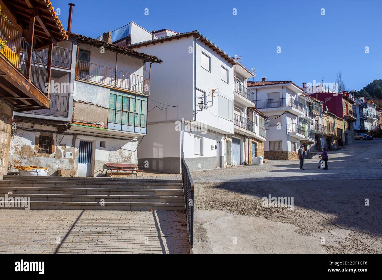 Due anziani parlano in un villaggio vuoto. Concetto di volo rurale Foto Stock