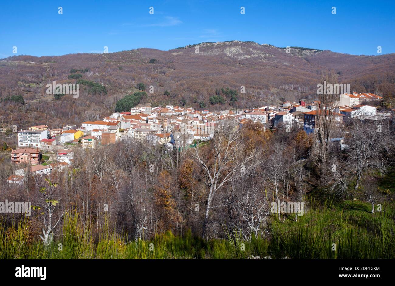 La Garganta vista villaggio. Ambroz Valley, Caceres, Extremadura, Spagna Foto Stock