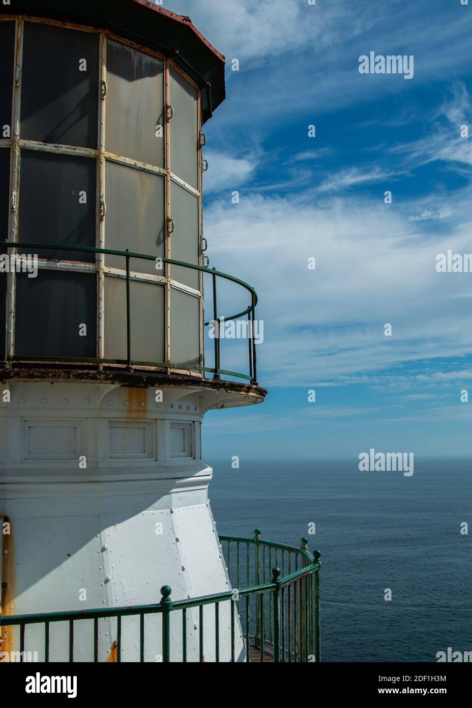 Faro che si affaccia sull'Oceano Pacifico di un pomeriggio estivo nuvoloso Foto Stock