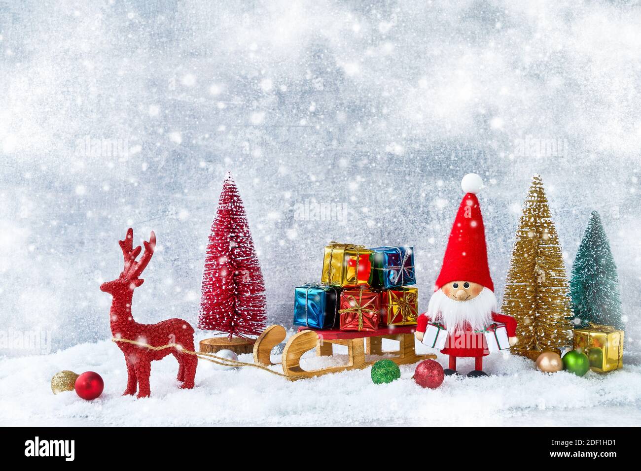 Biglietto d'auguri di Natale. Composizione di Natale o Capodanno con la figura di Babbo Natale, regali e decorazione di Natale. Copia spazio, simbolo di Natale. Foto Stock