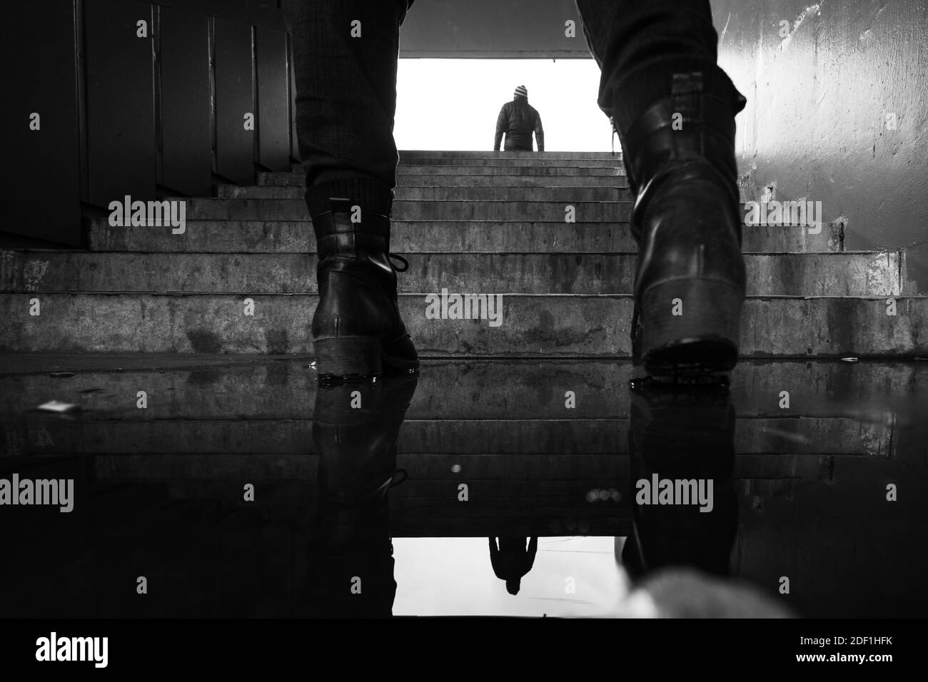 Silhouette da uomo tra stivali da donna Foto Stock