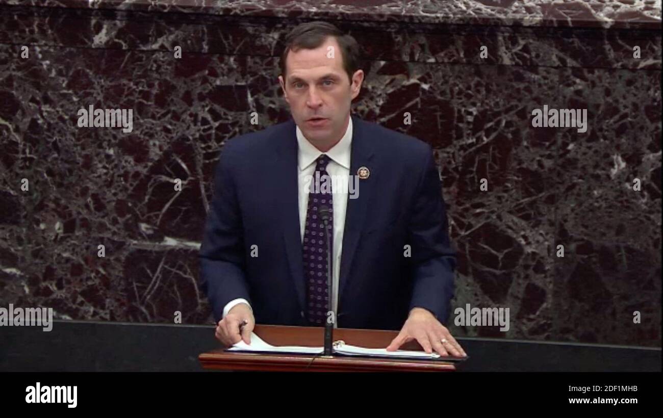 In questa immagine della televisione del Senato degli Stati Uniti, il rappresentante americano Jason Crow (democratico del Colorado) fa parte della presentazione democratica al processo del presidente americano Donald J. Trump al Senato degli Stati Uniti nel Campidoglio degli Stati Uniti a Washington, DC, USA mercoledì 22 gennaio 2020. Foto di US Senate Television via CNP/ABACAPRESS.COM Foto Stock