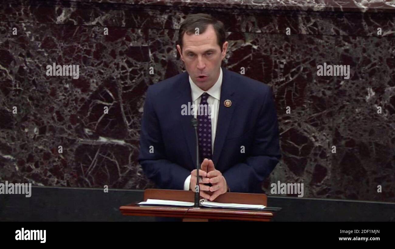 In questa immagine della televisione del Senato degli Stati Uniti, il rappresentante americano Jason Crow (democratico del Colorado) fa parte della presentazione democratica al processo del presidente americano Donald J. Trump al Senato degli Stati Uniti nel Campidoglio degli Stati Uniti a Washington, DC, USA mercoledì 22 gennaio 2020. Foto di US Senate Television via CNP/ABACAPRESS.COM Foto Stock