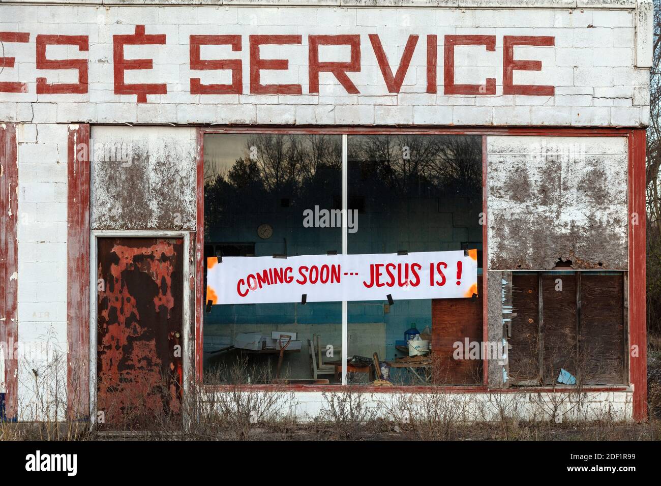 Attività vacante, con segnaletica religiosa, Midwestern USA, di James D Coppinger/Dembinsky Photo Assoc Foto Stock