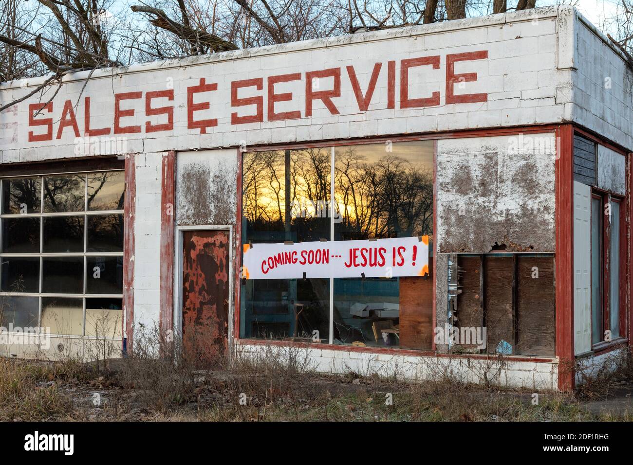 Attività vacante, con segnaletica religiosa, Midwestern USA, di James D Coppinger/Dembinsky Photo Assoc Foto Stock