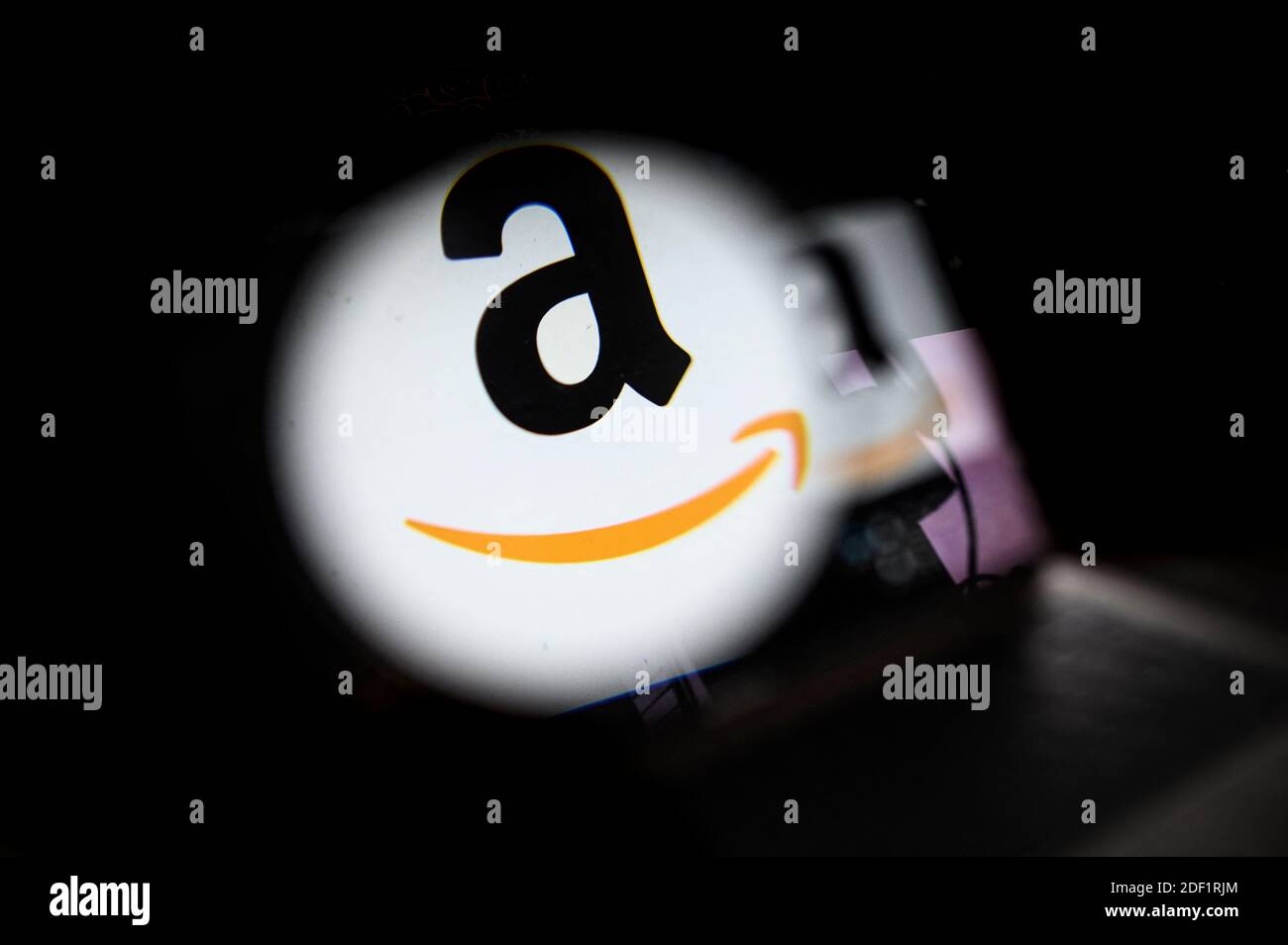 Illustrazione AMAZON (logo) viene visualizzato sullo schermo a Parigi il 25 gennaio 2020. Foto di Eliot Blondt/ABACAPRESS.COM Foto Stock