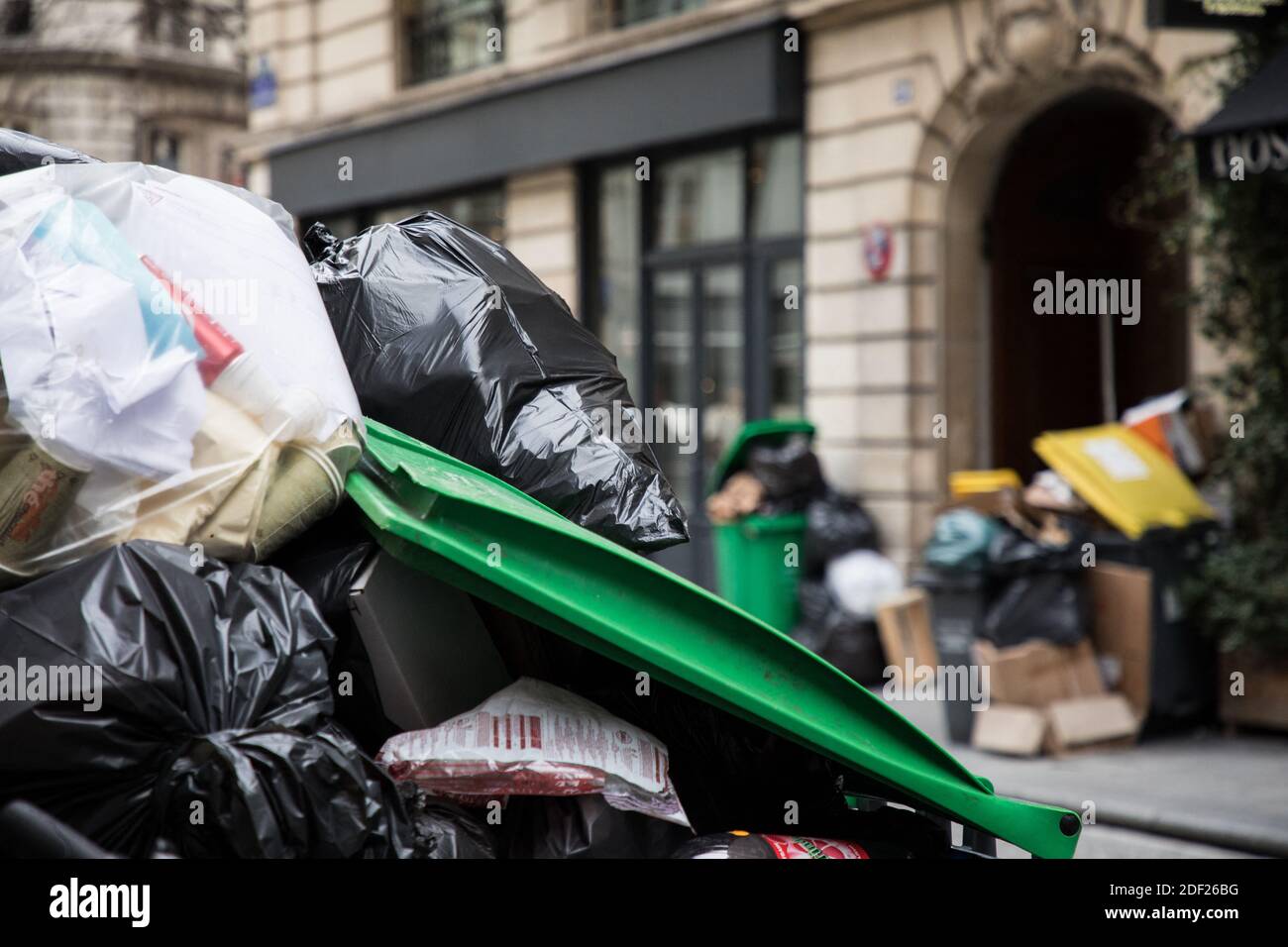 Il 3 febbraio 2020 a Parigi, in Francia, si vedono bidoni di spazzatura in eccesso in una strada. I marciapiedi in diverse parti di Parigi sono diventati percorsi di ostacoli di bidoni delle ruote traboccanti dopo 10 giorni di blocchi presso gli impianti di incenerimento della città. Foto di Tanguy Magnien/ABACAPRESS. COM Foto Stock