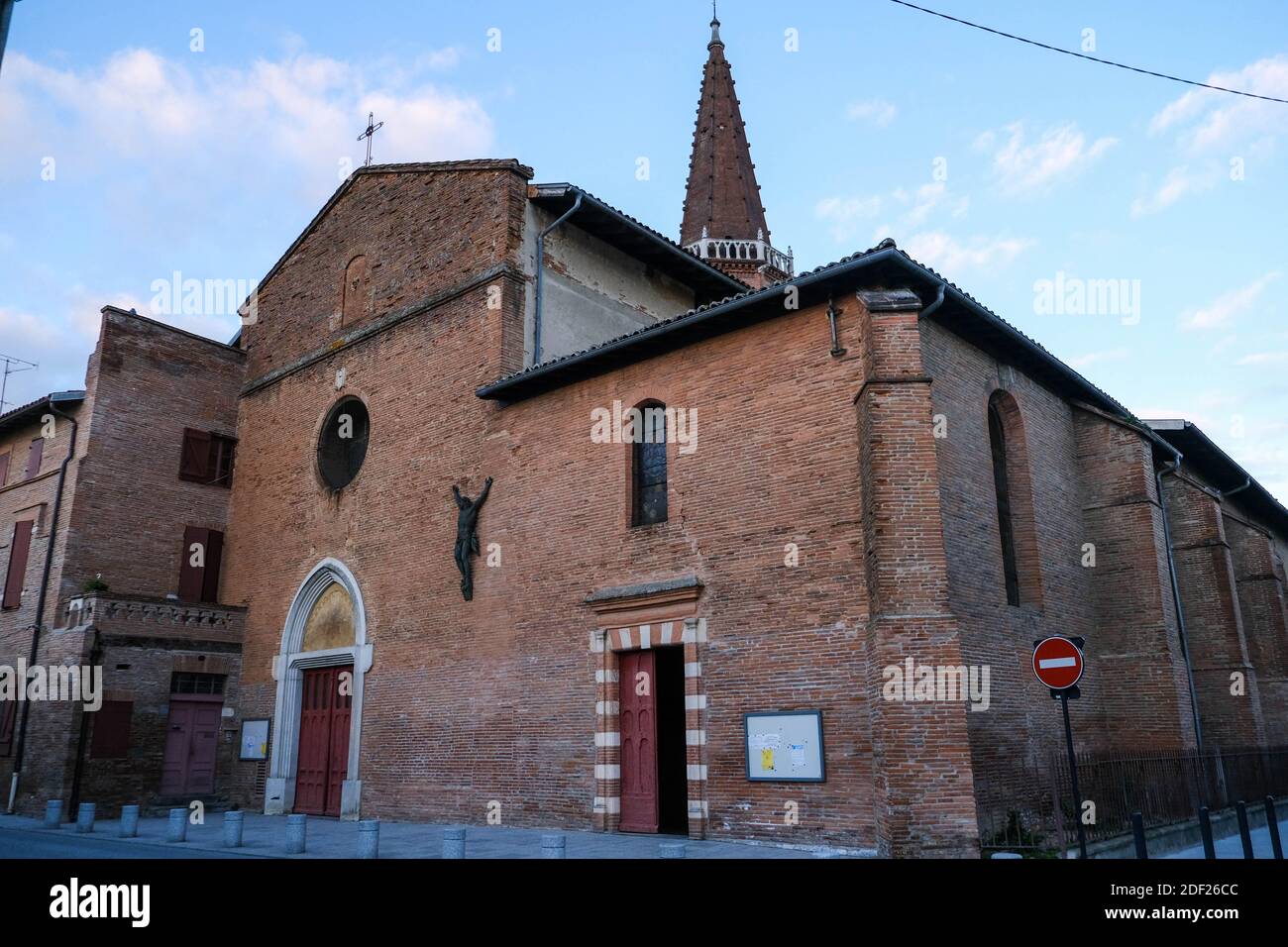 La chiesa di Saint-François de Paule, nel distretto di Minimes di Tolosa (Francia), è stato etichettato Lunedi, 3 febbraio 2020, al mattino. "La seule église qui illumine est celle qui brûle" (l'unica chiesa che si illumina è quella che brucia) era l'iscrizione principale sulla facciata, ma molti altri figuravano intorno ad essa ("ACAB", "Gilets aux bouts de mes rêves", o uno contro il sindaco della città, ma il cui contenuto non è stato divulgato). Tutte le registrazioni sono state rapidamente eliminate dai servizi della città. Il sindaco della città Jean-Luc Moudenc ha diviso un comunicato stampa per denunciare il 'Chie Foto Stock