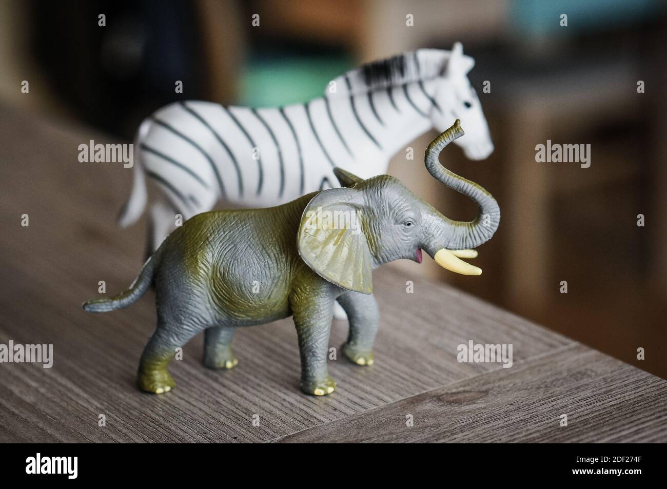 Un primo piano di un elefante figurine su un legno tabella Foto Stock