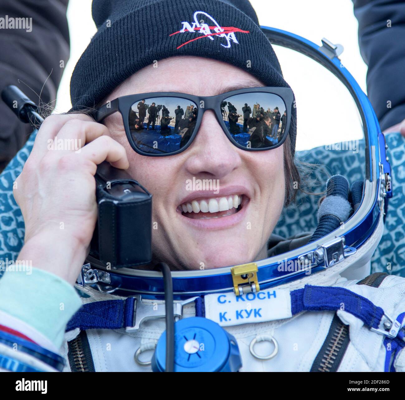 L'astronauta della NASA Christina Koch è visto fuori dalla navicella spaziale Soyuz MS-13 dopo che il cosmonauta del Roscosmo Alexander Skvortsov e l'astronauta dell'ESA Luca Parmitano sbarcarono nella loro capsula Soyuz MS-13 in un'area remota vicino alla città di Zhezkazgan, Kazakistan, giovedì 6 febbraio 2020. Koch ritornò sulla Terra dopo aver registrato 328 giorni nello spazio --- il più lungo volo spaziale della storia da una donna --- come membro di Expeditions 59-60-61 sulla Stazione spaziale Internazionale. Skvortsov e Parmitano tornarono dopo 201 giorni nello spazio dove servirono come spedizione 60-61 membri dell'equipaggio a bordo della stazione. Foto di Han Foto Stock