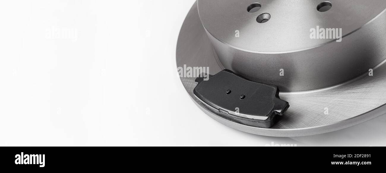 set di pastiglie dei freni con disco del freno nuove parti di ricambio ganascia dei freni per un'auto isolata su uno sfondo bianco fun-up con spazio di copia, nessuno. Foto Stock