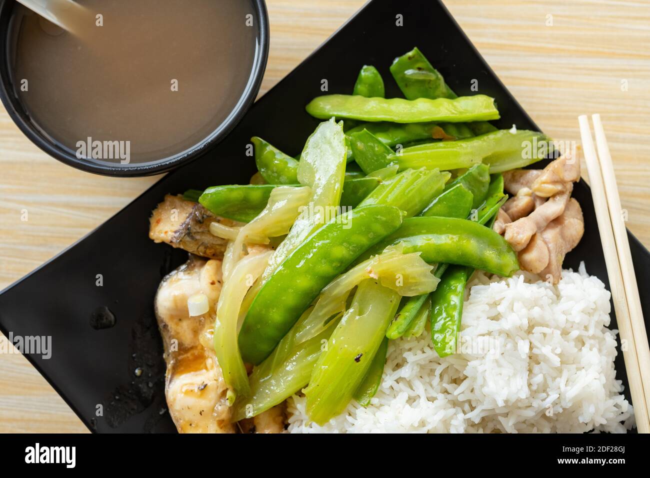 vista dall'alto, fast food di pesci e piselli e. pollo con ciotola di porridge composizione orizzontale Foto Stock