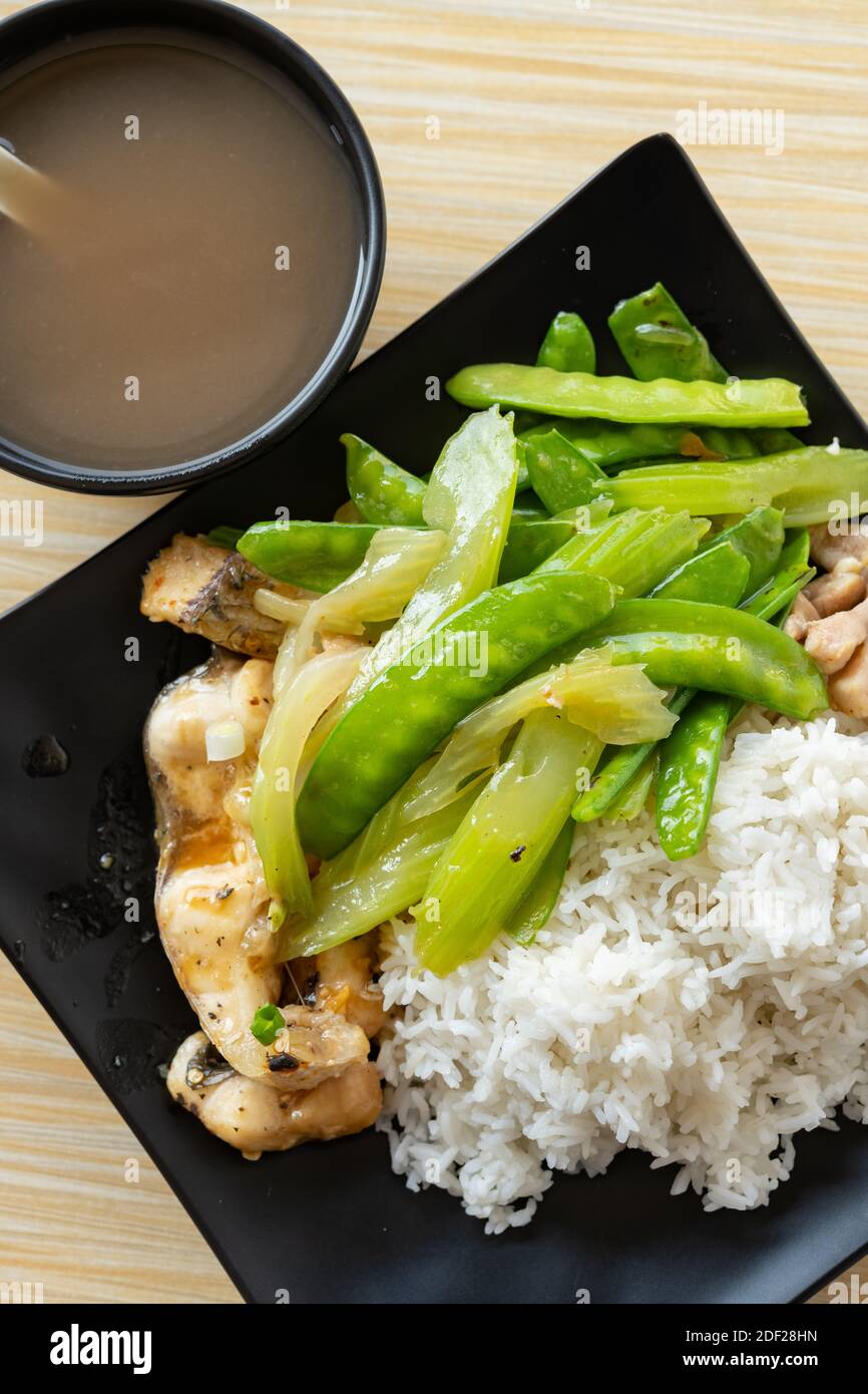 vista dall'alto, fast food di pesci e piselli e. pollo con ciotola di composizione verticale di porridge Foto Stock