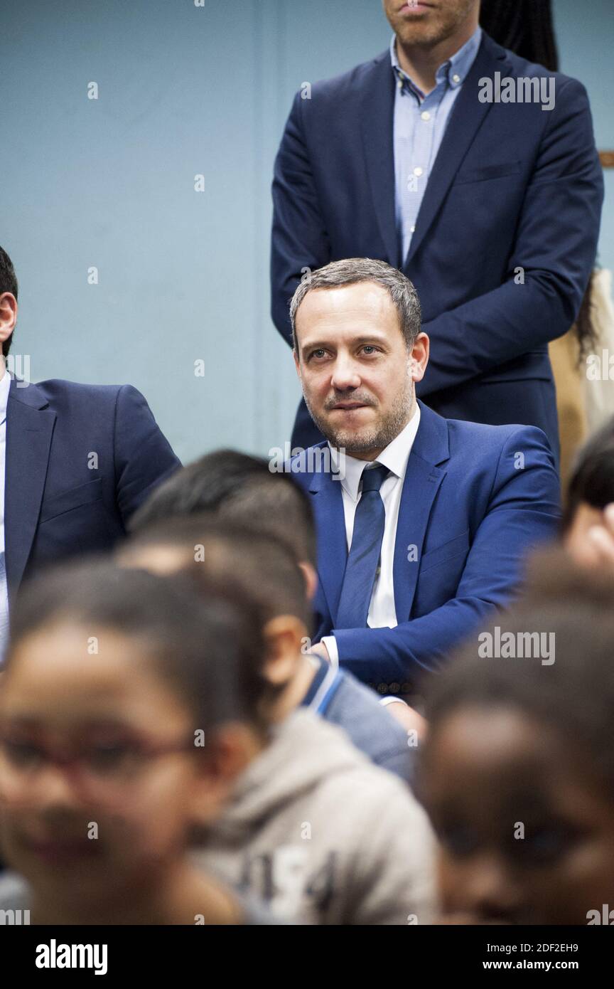 Adrien Taquet. Nell'ambito del Safer Internet Day, Adrien Taquet e Cédric o visiteranno il Centro Ricreativo Mozart alla presenza del sindaco di Bobigny, Stephane de Paoli. Questo viaggio permetterà loro di parlare con i bambini del loro rapporto con gli schermi e di aumentare la loro consapevolezza dei pericoli legati a Internet, come il cyberbullismo, l'esposizione alla malevolenza online o l'influenza di 'infosses'.in Bobigny martedì 11 febbraio 2020. Francia Foto di Magali Cohen/ABACAPRESS.COM Foto Stock