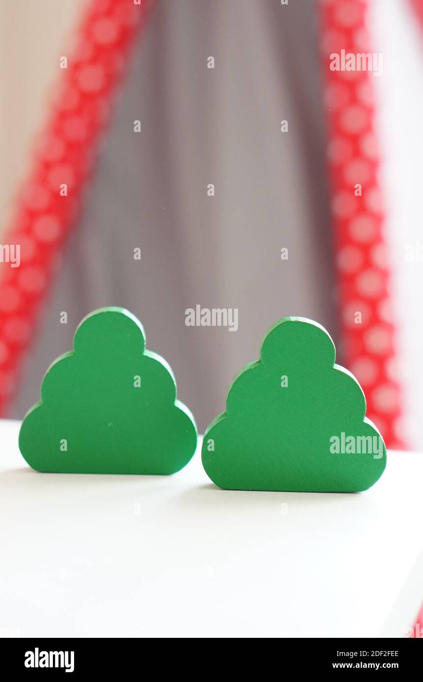 Un colpo verticale di intagli di legno di nuvole verdi Foto Stock