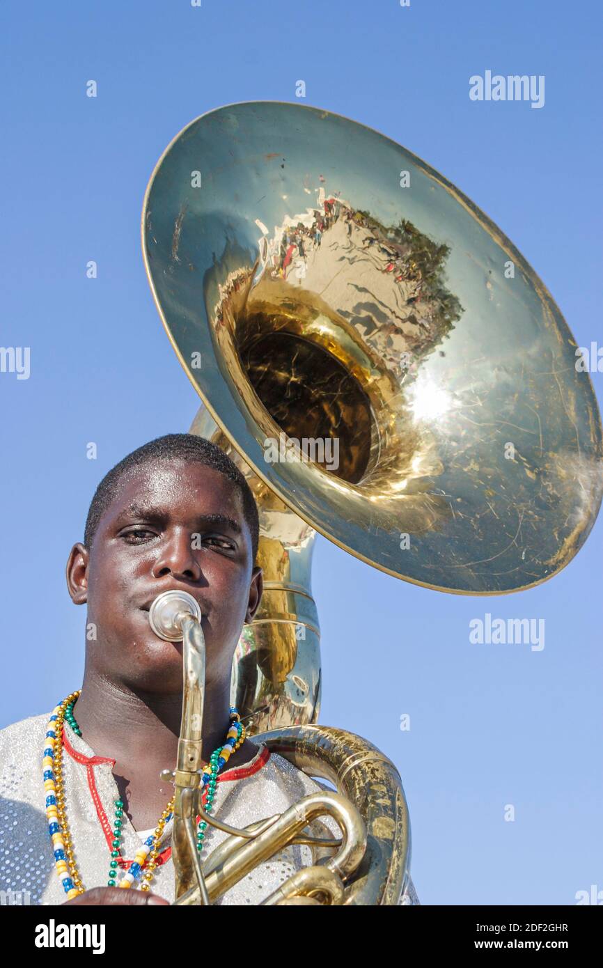 Miami Beach Florida, South Beach, Ocean Drive, Black African Africans Caribbean man, Junkanoo band tuba player musicista che suona, Foto Stock