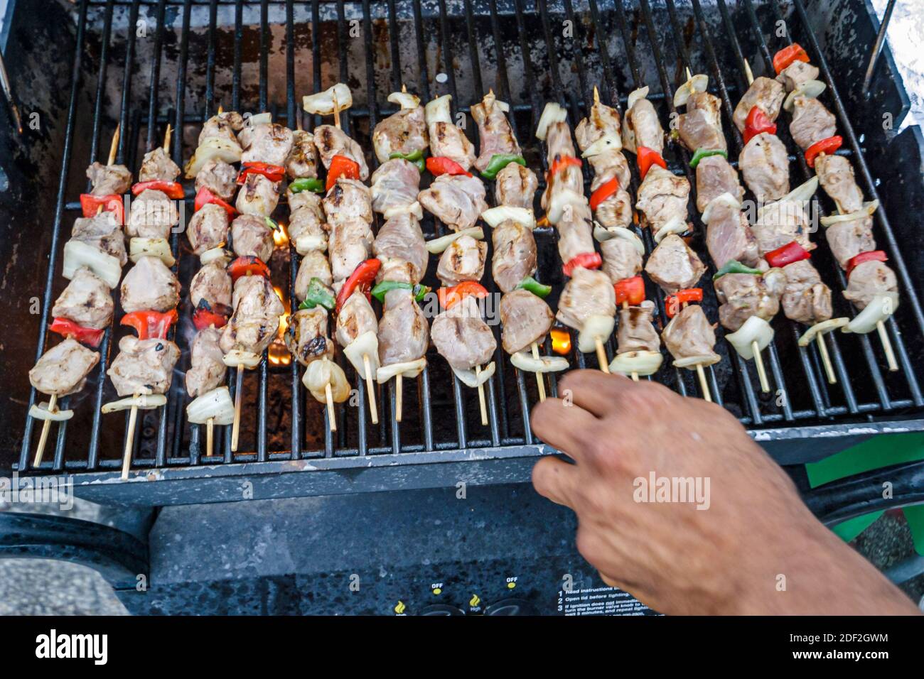 Miami Florida, Coconut Grove Grand Avenue Bahamas Goombay Festival, evento comunità pollo manzo maiale kabob spiedini di carne cucina cibo strada venditore sta Foto Stock