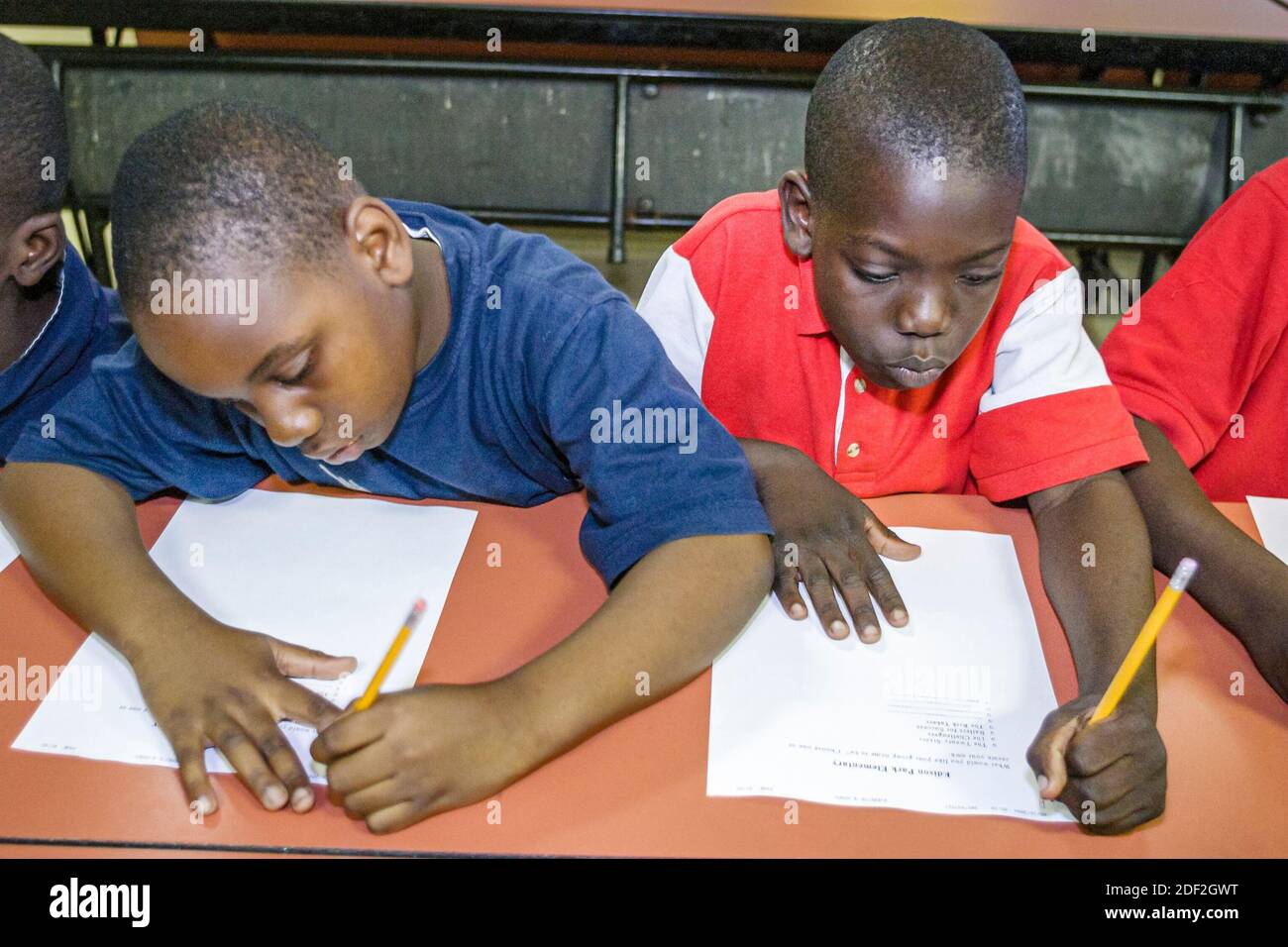 Miami Florida,Little Haiti Edison Park Elementary School,studenti studenti Black African ragazzo ragazzi scrittura, Foto Stock