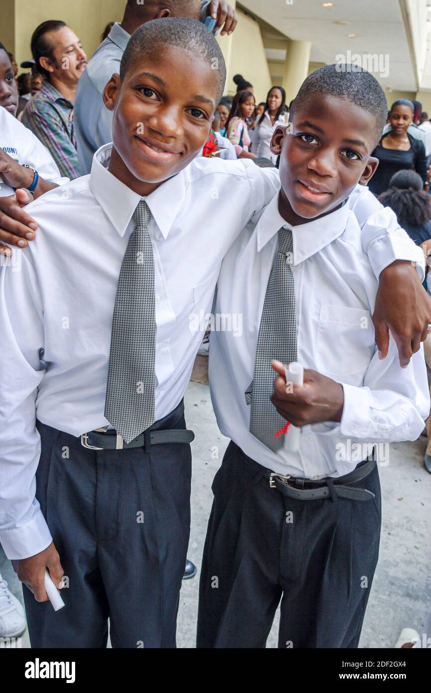 Miami Florida,Scuola elementare di Poinciana Park,cerimonia di esercitazione di 5° grado,microfono nero africano studente,insegnanti,emigrano haitiano Foto Stock