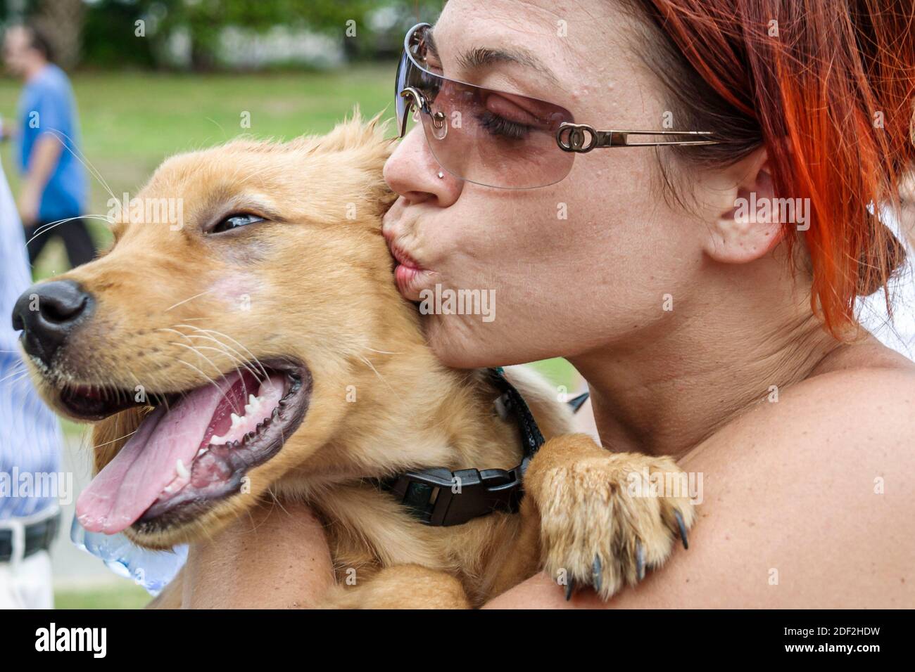 Miami Florida, Coconut Grove Peacock Park, ispanica donna femmina cane animale domestico tenendo baciare compagno, Foto Stock
