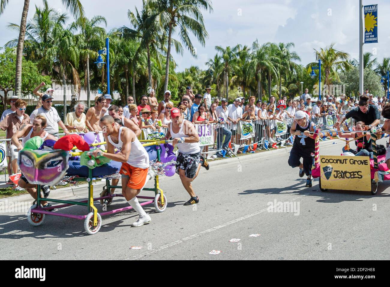 Miami Florida, Coconut Grove Peacock Park 4 luglio Celebration Bed corse uomini spingendo a competere, Foto Stock