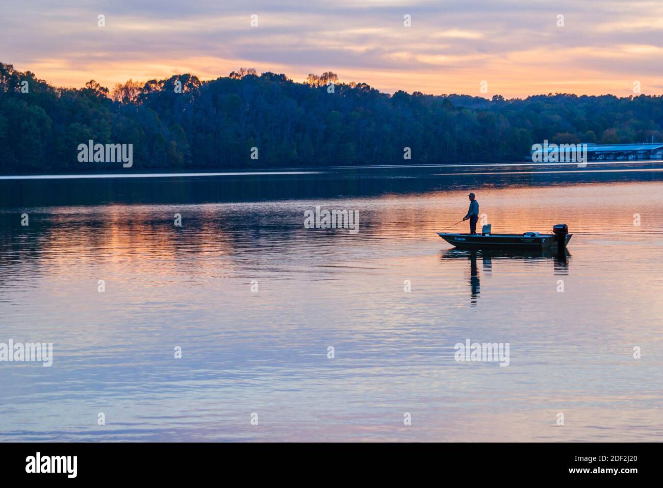 Alabama Rogersville Joe Wheeler state Park, First Creek Tennessee River, la sera sera sera, pesca al crepuscolo, uomo di pesca silhouette Foto Stock