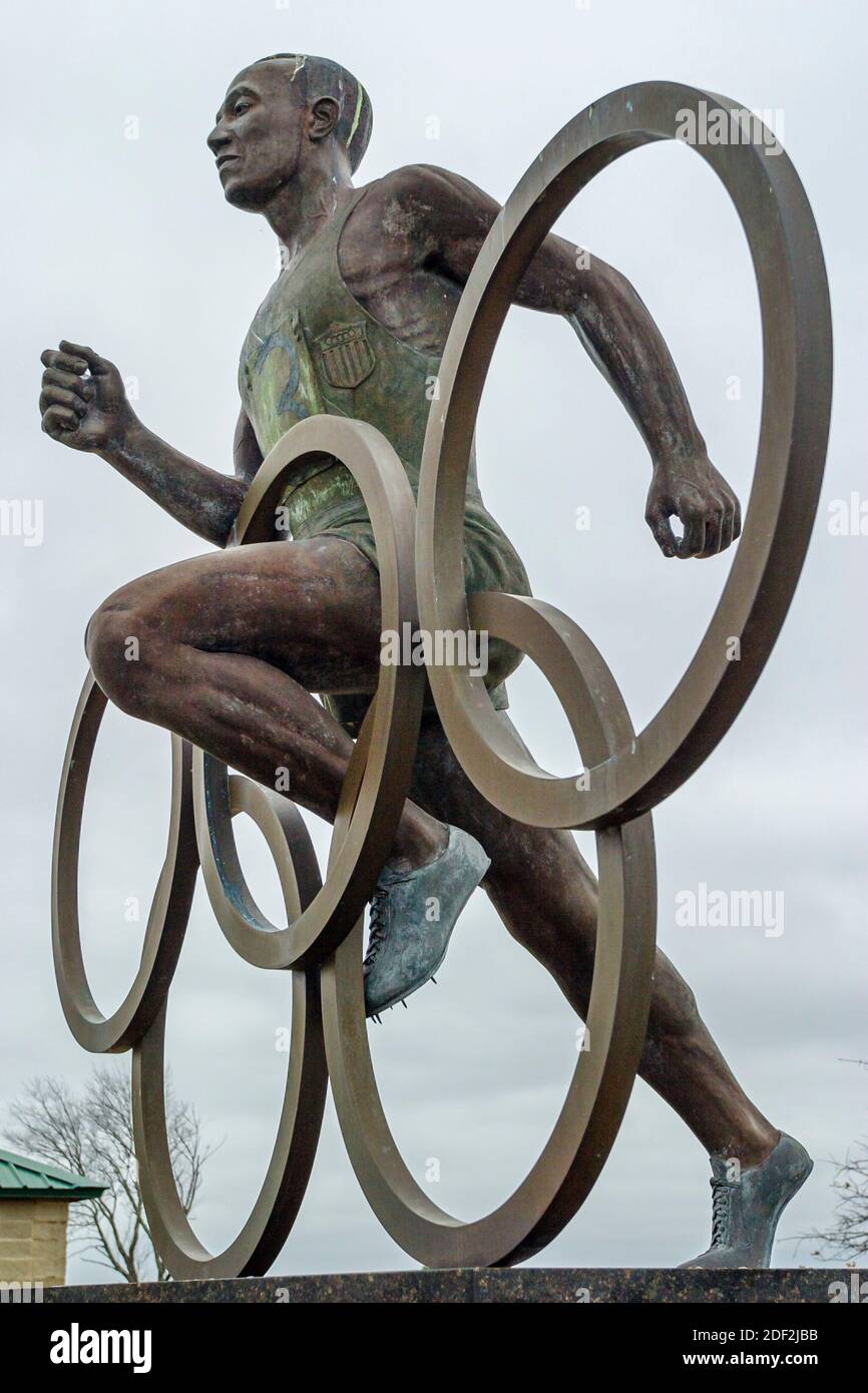 Alabama Oakville Jesse Owens Museum 1936 Olimpiadi medaglia d'oro runner, uomo nero africano maschile atleta statua anelli, Foto Stock