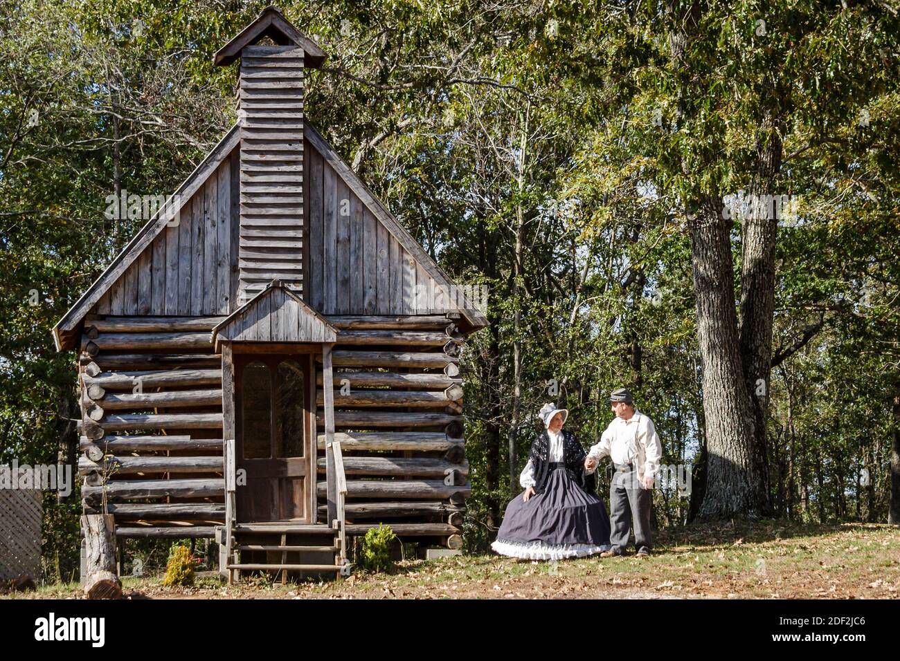 Alabama Leighton LaGrange College Site Park Mountain Town replica, storico villaggio reenactors guide indossando costumi d'epoca coppia uomo donna, Foto Stock
