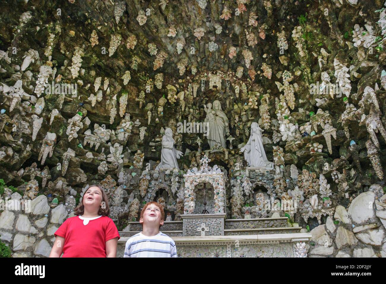 Alabama Cullman Ave Maria Grotto, in miniatura repliche strutture bibliche edifici di fama mondiale, grotta ragazzi ragazza guarda, Foto Stock