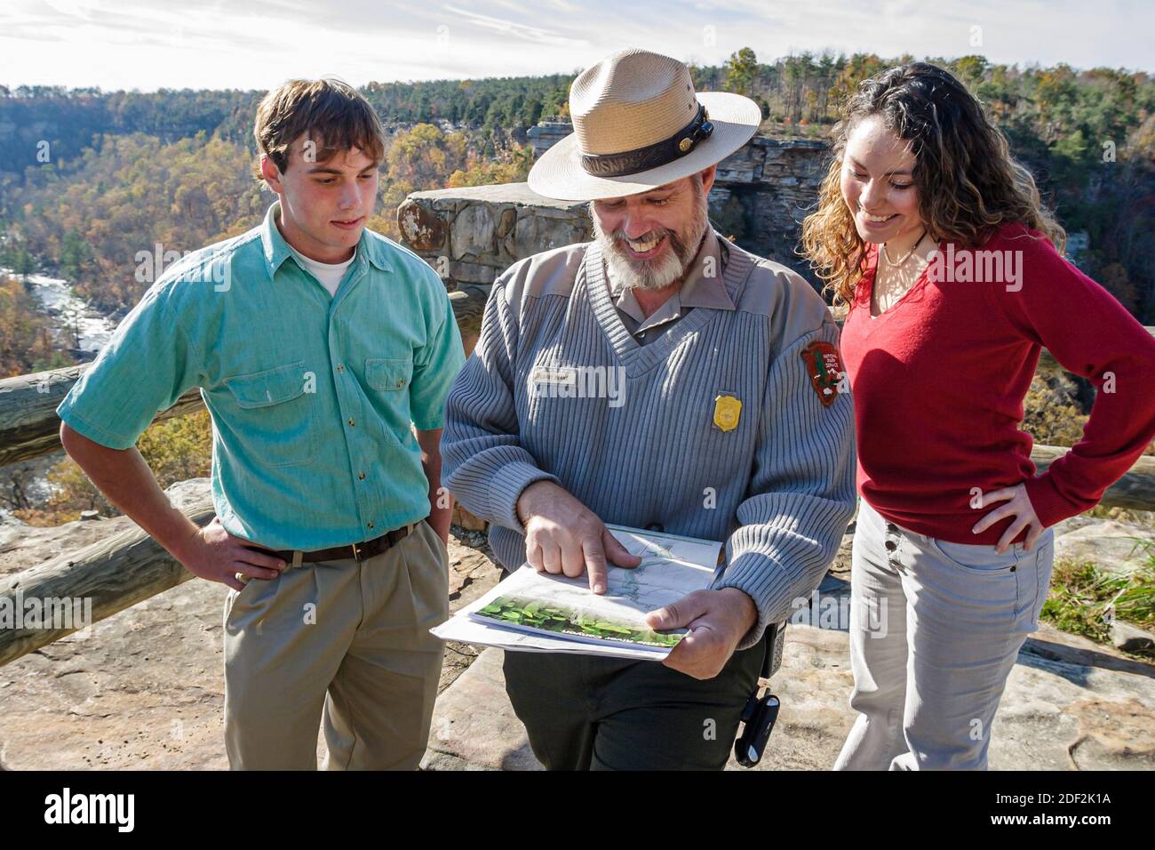 Alabama Lookout Mountain Little River Canyon National Preserve, natura paesaggio naturale fine autunno, ranger uniforme visitare coppia uomo donna donna esploratore Foto Stock