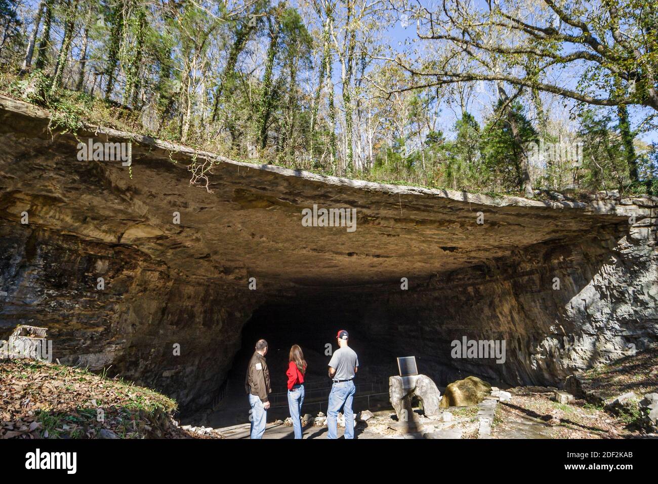 Alabama Grant Cathedral Caverns state Park, ingresso grotta, guida ranger che visita uomo donna coppia femminile, Foto Stock
