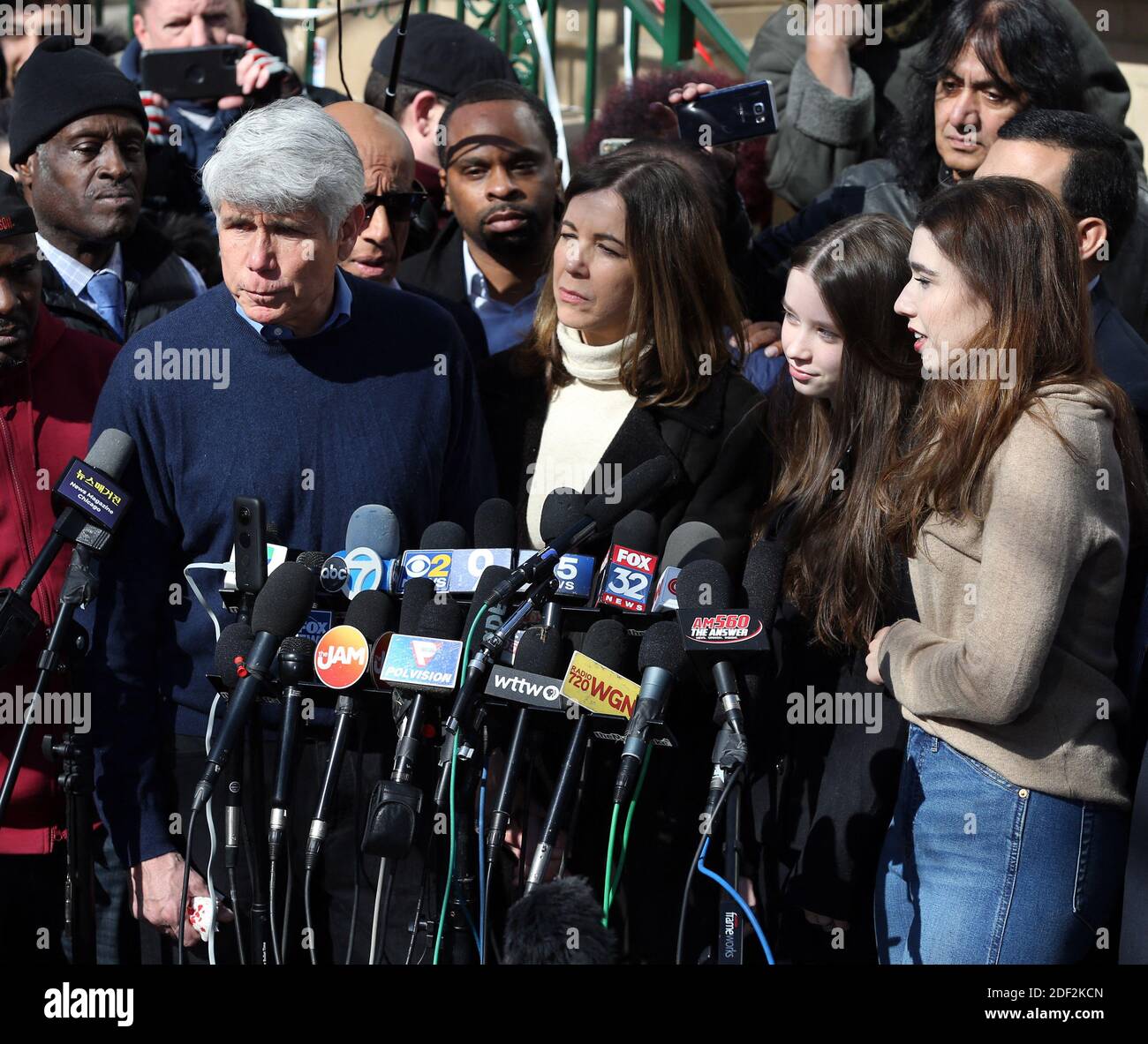NO FILM, NO VIDEO, NO TV, NO DOCUMENTARIO - l'ex governatore dell'Illinois Rod Blagojevich, da sinistra, tiene una conferenza stampa fuori dalla sua casa di Chicago come sua moglie Patti e figlie Annie e Amy, guarda il Mercoledì, 19 febbraio 2020. Rod Blagojevich è stato rilasciato ore prima dalla prigione federale dopo che la sua sentenza è stata commutata dal presidente Donald Trump. L'ex governatore ha parlato con la stampa otto anni dopo essere andato in carcere per crimini legati alla corruzione, tra cui il tentativo di vendere il seggio vacante del Senato di Barack Obama. Foto di Terrence Antonio James/Chicago Tribune/TNS/ABACAPRESS.COM Foto Stock