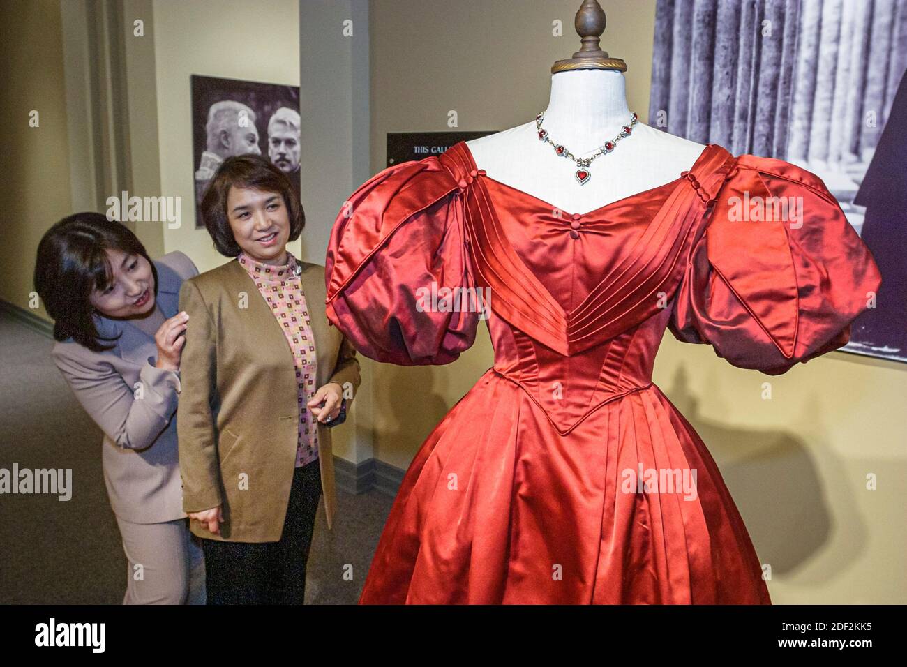 Huntsville, Alabama, mostra collezione museo d'arte, donne asiatiche guardare ammirare ammirando costume, abbigliamento storico moda, Foto Stock