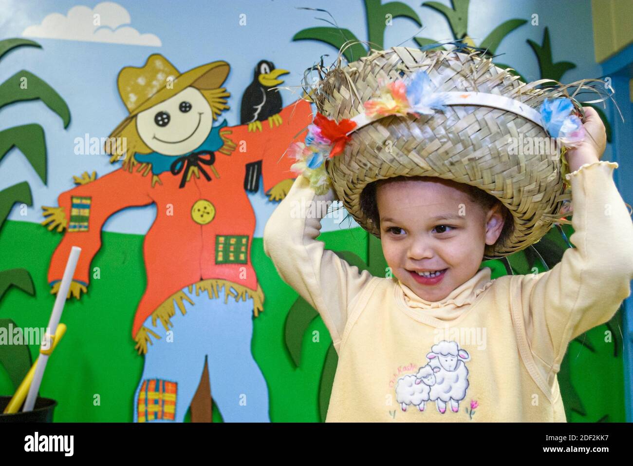 Huntsville, Alabama, EarlyWorks Children Museum, attività pratiche di apprendimento, ragazza che indossa cappello di paglia, Foto Stock