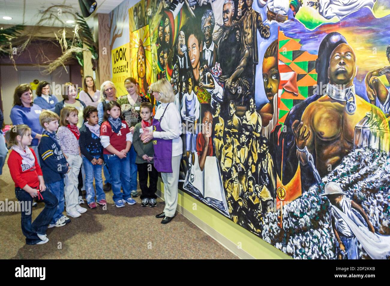 Huntsville, Alabama, EarlyWorks Children Museum, attività pratiche di apprendimento, pittura murale di storia dei nativi americani neri, Foto Stock