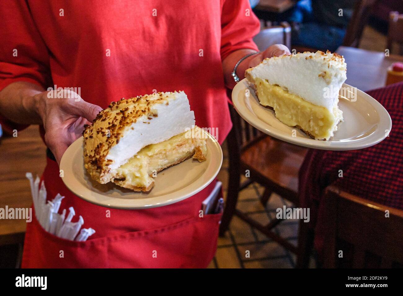 Alabama Decatur Big Bob Gibson BBQ ristorante, interno cameriera server che serve torta di crema di cocco fatta in casa, Foto Stock