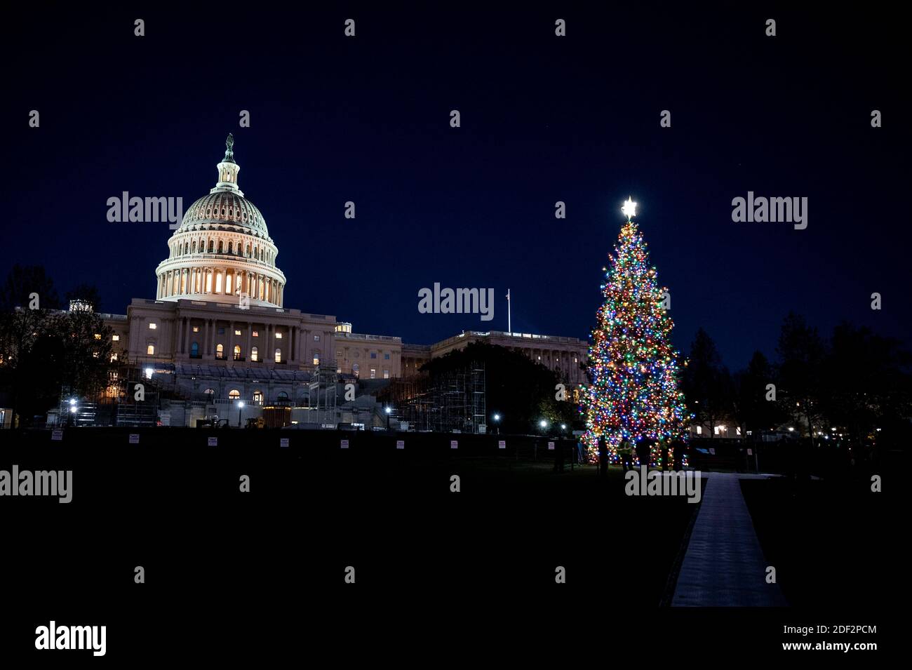 Washington, DC, Stati Uniti. 2 dicembre 2020. 2 dicembre 2020 - Washington, DC, Stati Uniti: Cerimonia di illuminazione per l'albero di Natale del Campidoglio degli Stati Uniti. Credit: Michael Brochstein/ZUMA Wire/Alamy Live News Foto Stock