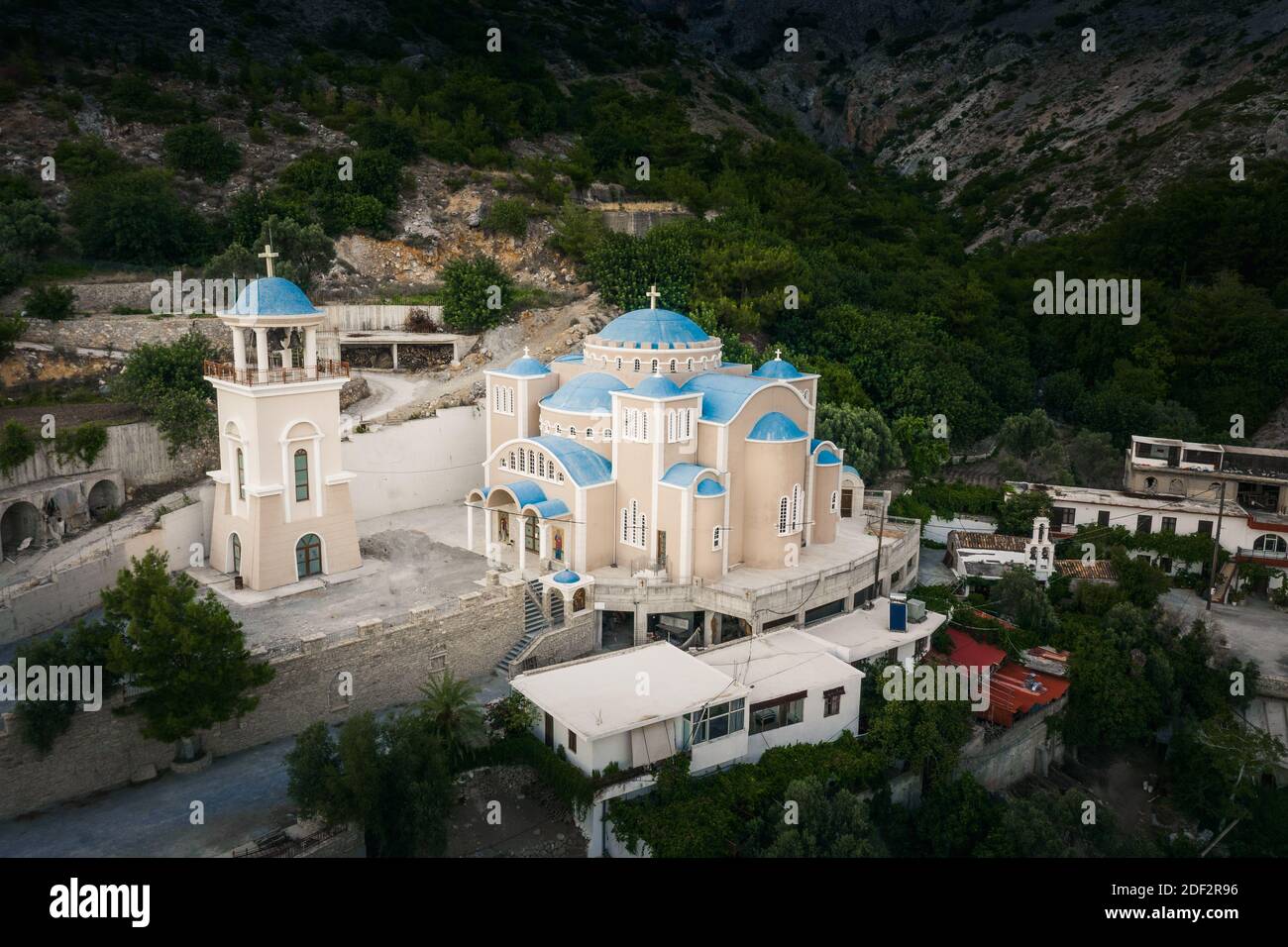 Monastero di Agios Nikolaos (San Nicola) situato all'uscita del canyon Gafaris (o Rouvas) a Heraklion, Grecia Foto Stock