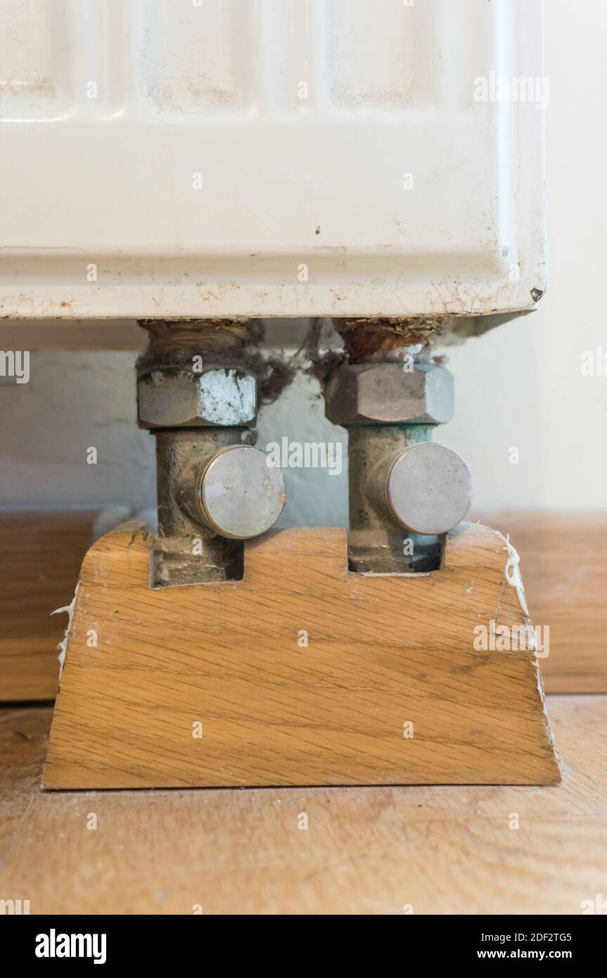 Un colpo verticale dei tubi metallici di un riscaldamento radiatore dell'impianto Foto Stock