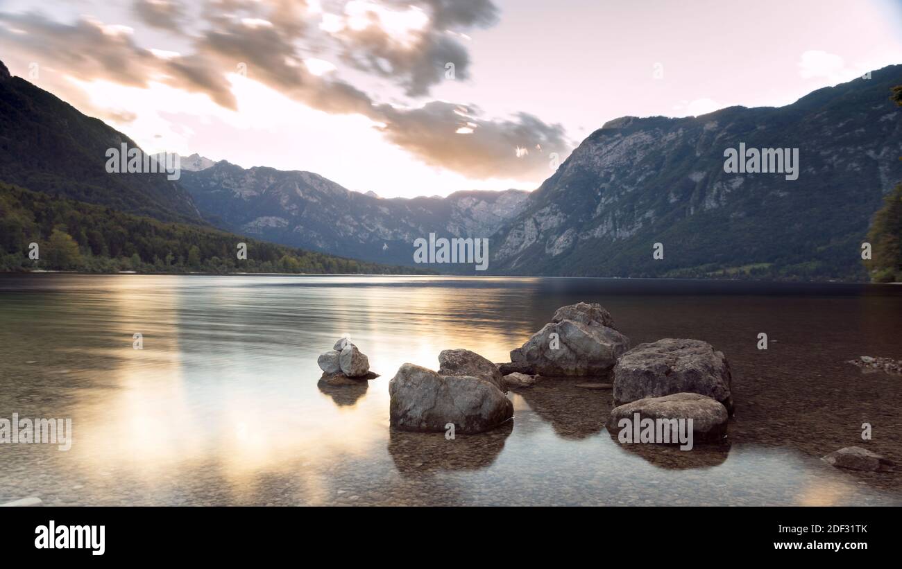 TRAMONTO SUL LAGO DI BOHINJ VICINO A BLED, SLOVENIA Foto Stock