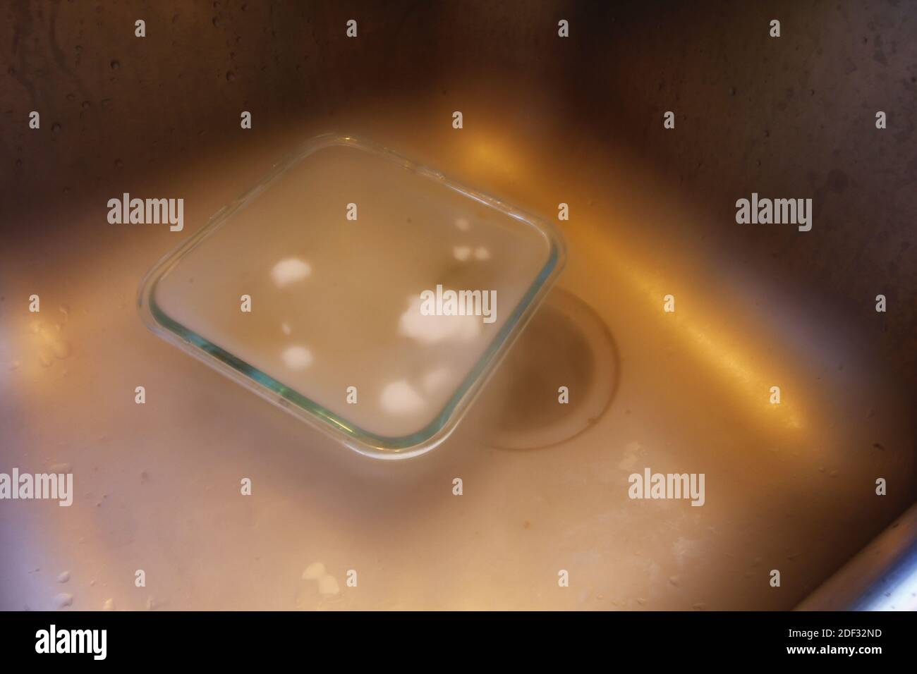 Ghiaccio secco in una ciotola di acqua in un sink Foto Stock