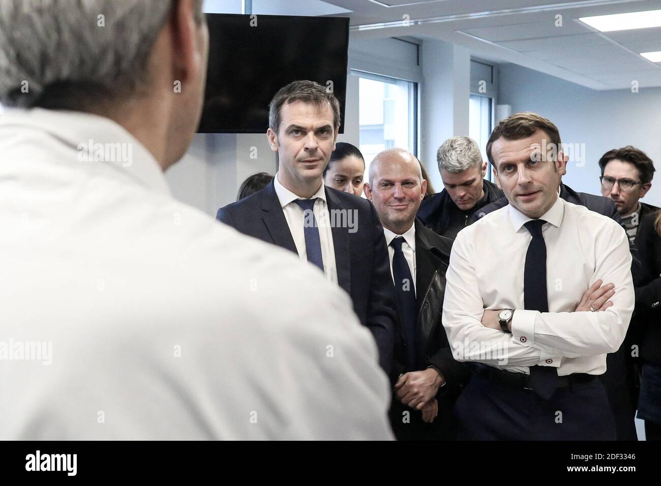 Il presidente francese Emmanuel Macron, affiancato dal presidente AP-HP Martin Hirsch e dal ministro francese della Sanità Olivier Veran, incontra il personale medico mentre visita l'ospedale di Pitie-Sampetriere a Parigi il 27 febbraio 2020, dove la prima vittima francese della COVID-19 è scomparsa il giorno prima. La Francia ha finora registrato 18 infezioni e due decessi, un cittadino francese di 60 anni e un turista cinese di 80 anni, mentre i governi europei si sforzano di contenere una serie di nuovi casi di coronavirus che si sono verificati in tutto il continente. Foto di Stephane Lemouton/ABACAPRESS.COM Foto Stock