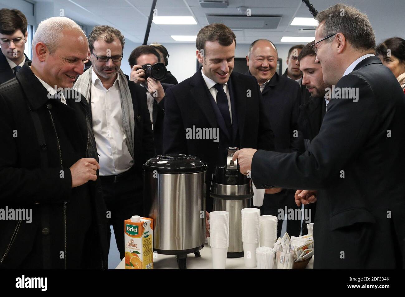 Il presidente francese Emmanuel Macron, affiancato dal presidente AP-HP Martin Hirsch e dal ministro francese della Sanità Olivier Veran, incontra il personale medico mentre visita l'ospedale di Pitie-Sampetriere a Parigi il 27 febbraio 2020, dove la prima vittima francese della COVID-19 è scomparsa il giorno prima. La Francia ha finora registrato 18 infezioni e due decessi, un cittadino francese di 60 anni e un turista cinese di 80 anni, mentre i governi europei si sforzano di contenere una serie di nuovi casi di coronavirus che si sono verificati in tutto il continente. Foto di Stephane Lemouton/ABACAPRESS.COM Foto Stock