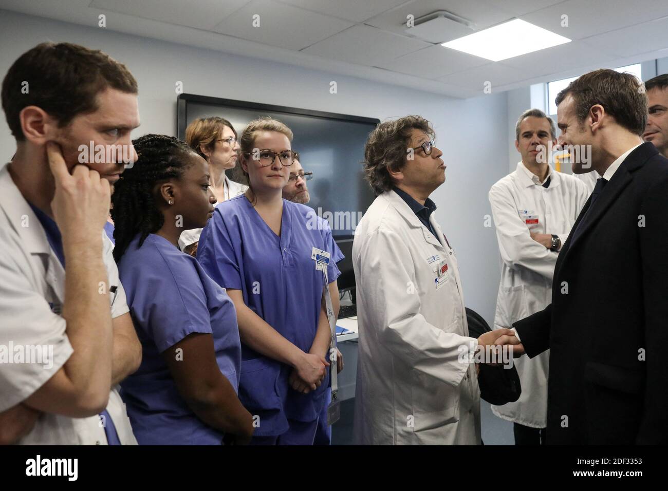 Il presidente francese Emmanuel Macron, affiancato dal presidente AP-HP Martin Hirsch e dal ministro francese della Sanità Olivier Veran, incontra il personale medico mentre visita l'ospedale di Pitie-Sampetriere a Parigi il 27 febbraio 2020, dove la prima vittima francese della COVID-19 è scomparsa il giorno prima. La Francia ha finora registrato 18 infezioni e due decessi, un cittadino francese di 60 anni e un turista cinese di 80 anni, mentre i governi europei si sforzano di contenere una serie di nuovi casi di coronavirus che si sono verificati in tutto il continente. Foto di Stephane Lemouton/ABACAPRESS.COM Foto Stock