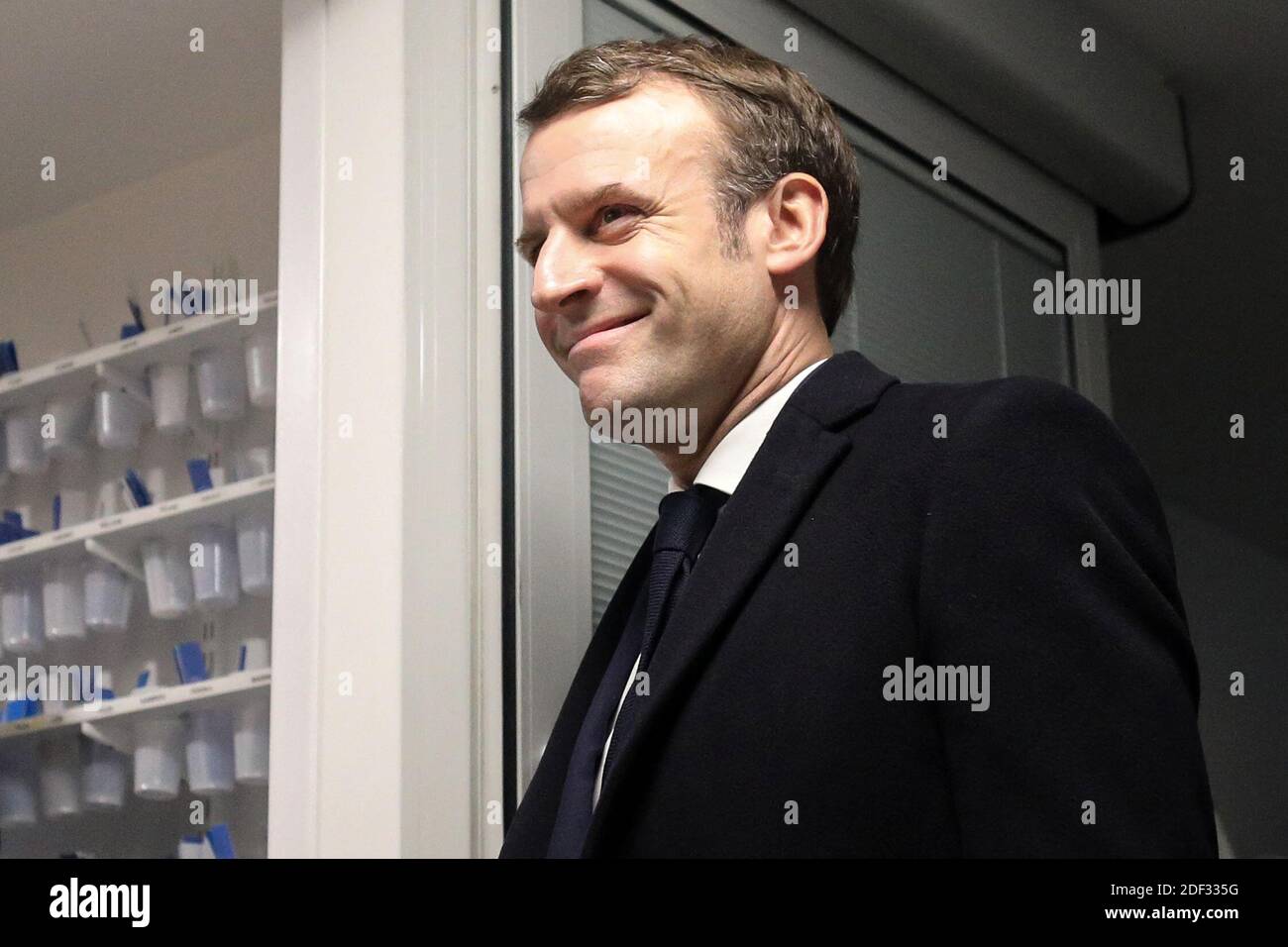 Il presidente francese Emmanuel Macron, affiancato dal presidente AP-HP Martin Hirsch e dal ministro francese della Sanità Olivier Veran, incontra il personale medico mentre visita l'ospedale di Pitie-Sampetriere a Parigi il 27 febbraio 2020, dove la prima vittima francese della COVID-19 è scomparsa il giorno prima. La Francia ha finora registrato 18 infezioni e due decessi, un cittadino francese di 60 anni e un turista cinese di 80 anni, mentre i governi europei si sforzano di contenere una serie di nuovi casi di coronavirus che si sono verificati in tutto il continente. Foto di Stephane Lemouton/ABACAPRESS.COM Foto Stock