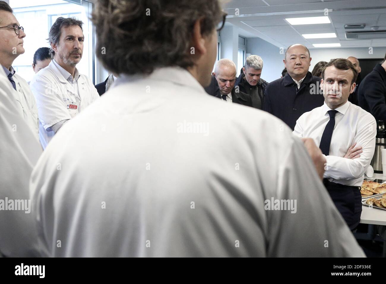 Il presidente francese Emmanuel Macron, affiancato dal presidente AP-HP Martin Hirsch e dal ministro francese della Sanità Olivier Veran, incontra il personale medico mentre visita l'ospedale di Pitie-Sampetriere a Parigi il 27 febbraio 2020, dove la prima vittima francese della COVID-19 è scomparsa il giorno prima. La Francia ha finora registrato 18 infezioni e due decessi, un cittadino francese di 60 anni e un turista cinese di 80 anni, mentre i governi europei si sforzano di contenere una serie di nuovi casi di coronavirus che si sono verificati in tutto il continente. Foto di Stephane Lemouton/ABACAPRESS.COM Foto Stock