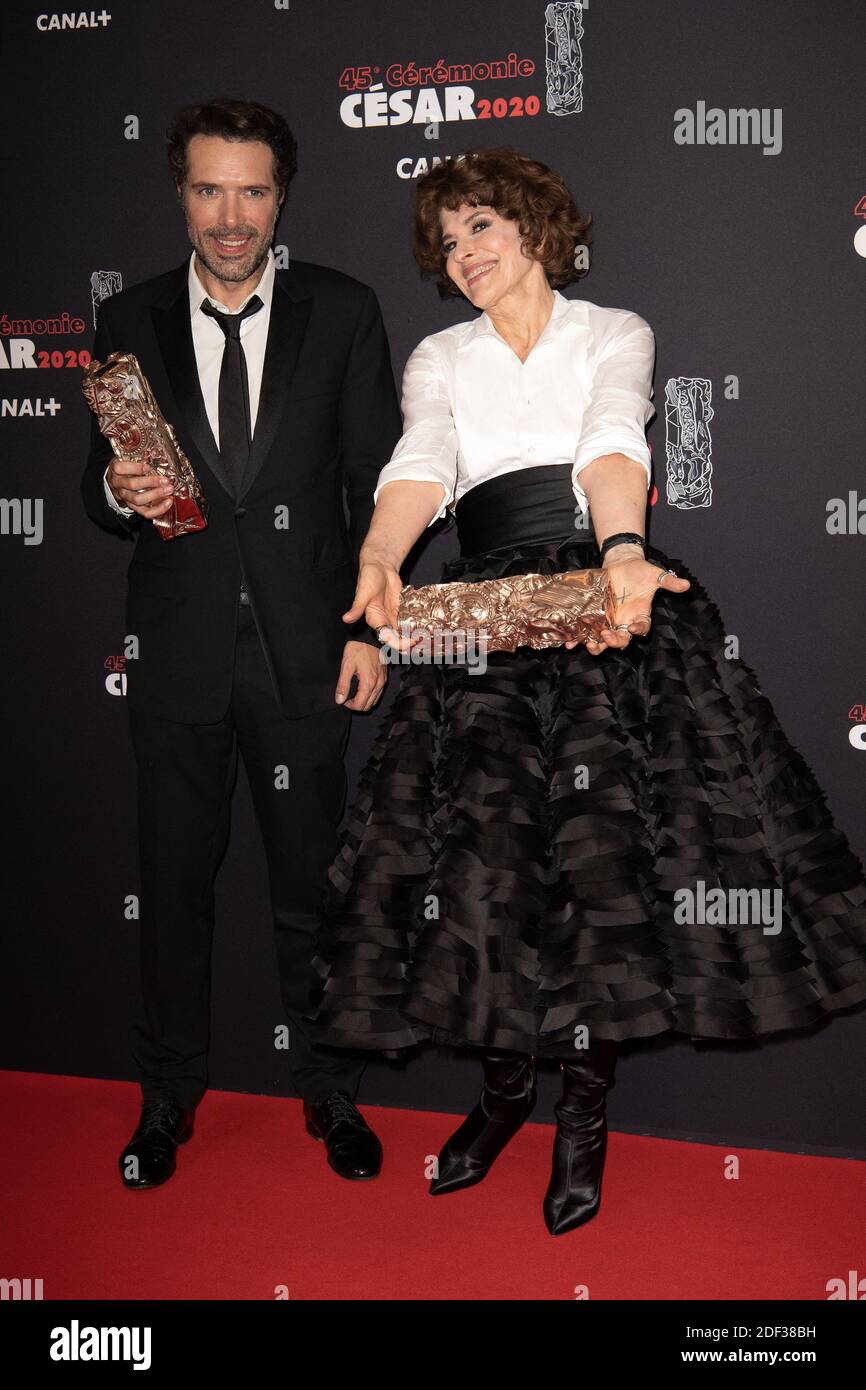 Il regista francese Nicolas Bedos ha ricevuto il premio miglior sceneggiatura originale per 'la Belle Epoque' e l'attrice francese Fanny Ardant che ha ottenuto il premio miglior attrice in un ruolo di supporto per 'la Belle Epoque' durante il Cesar Film Awards 2020 a Salle Pleyel il 28 febbraio 2020 a Parigi, Francia. Foto di David Niviere/ABACAPRESS.COM Foto Stock