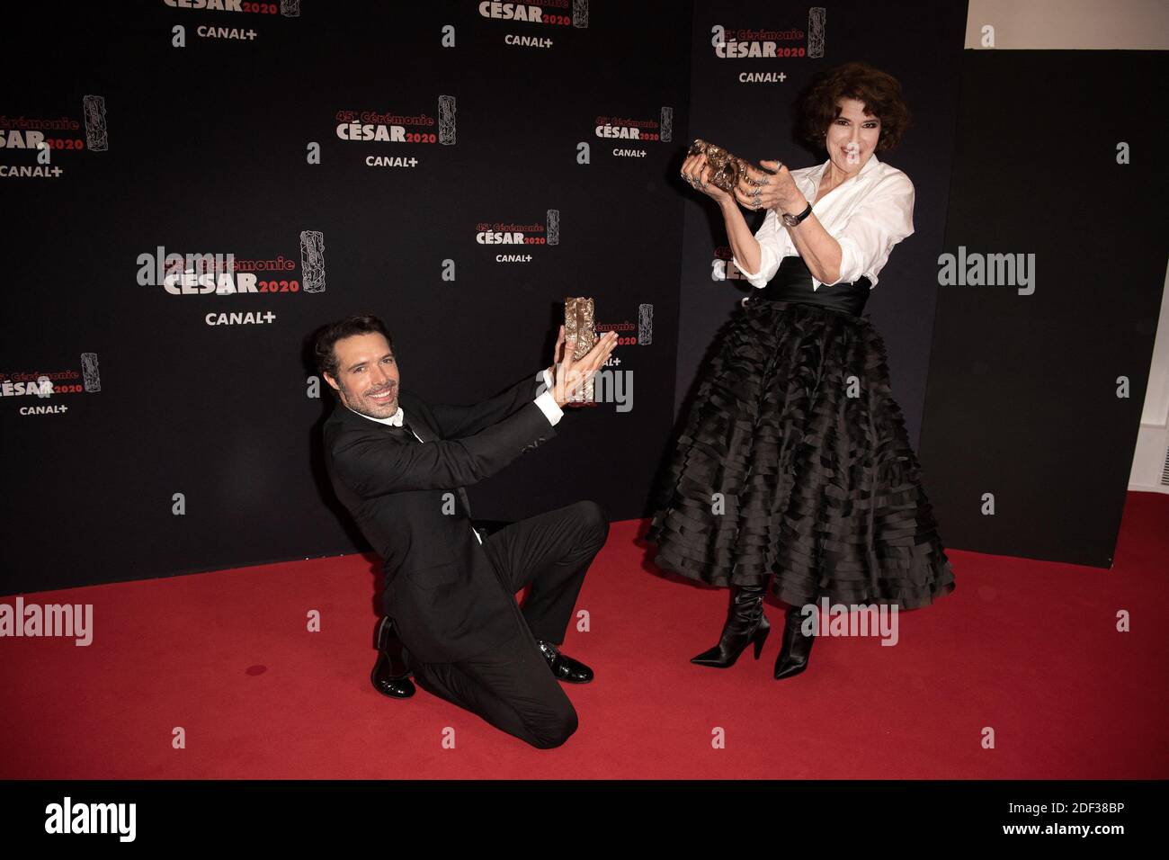 Il regista francese Nicolas Bedos ha ricevuto il premio miglior sceneggiatura originale per 'la Belle Epoque' e l'attrice francese Fanny Ardant che ha ottenuto il premio miglior attrice in un ruolo di supporto per 'la Belle Epoque' durante il Cesar Film Awards 2020 a Salle Pleyel il 28 febbraio 2020 a Parigi, Francia. Foto di David Niviere/ABACAPRESS.COM Foto Stock