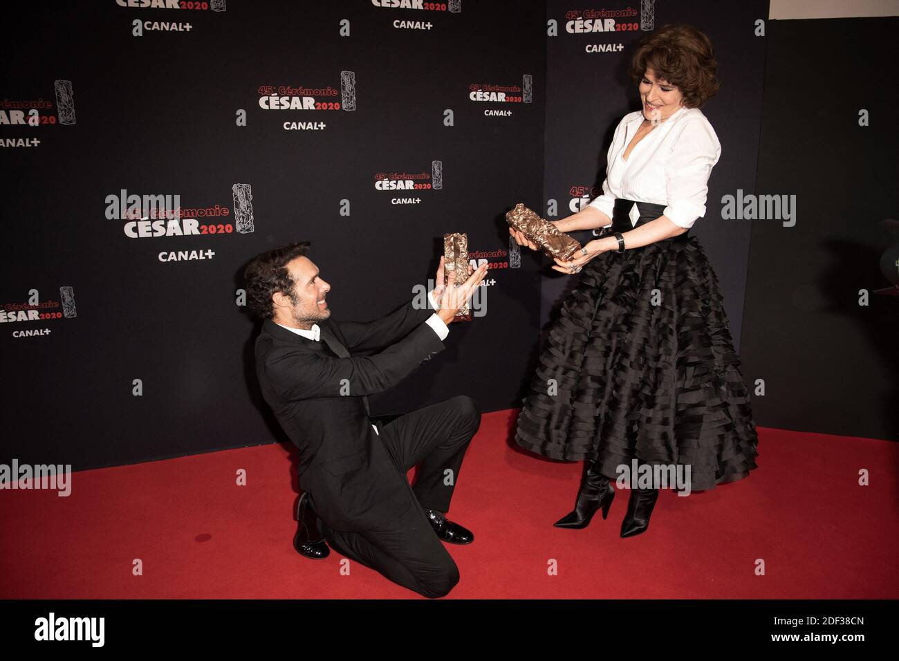 Il regista francese Nicolas Bedos ha ricevuto il premio miglior sceneggiatura originale per 'la Belle Epoque' e l'attrice francese Fanny Ardant che ha ottenuto il premio miglior attrice in un ruolo di supporto per 'la Belle Epoque' durante il Cesar Film Awards 2020 a Salle Pleyel il 28 febbraio 2020 a Parigi, Francia. Foto di David Niviere/ABACAPRESS.COM Foto Stock